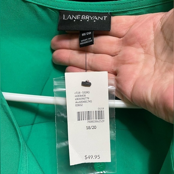 Lane Bryant-NWT 18/20 beautiful green blouse/tunic. V neck/roll sleeve. New! - Picture 10 of 10